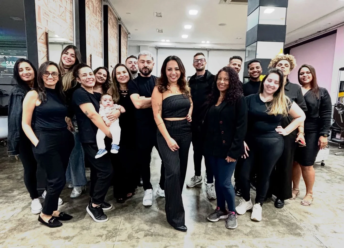 Manuela ao centro com a equipe dos salões