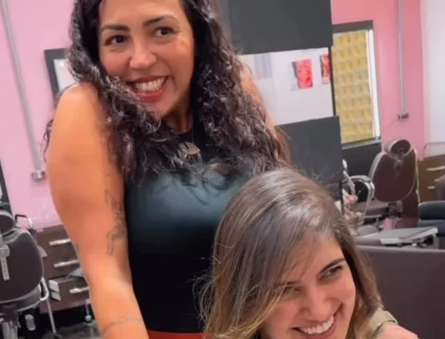 Manuela atendendo uma cliente no salão
