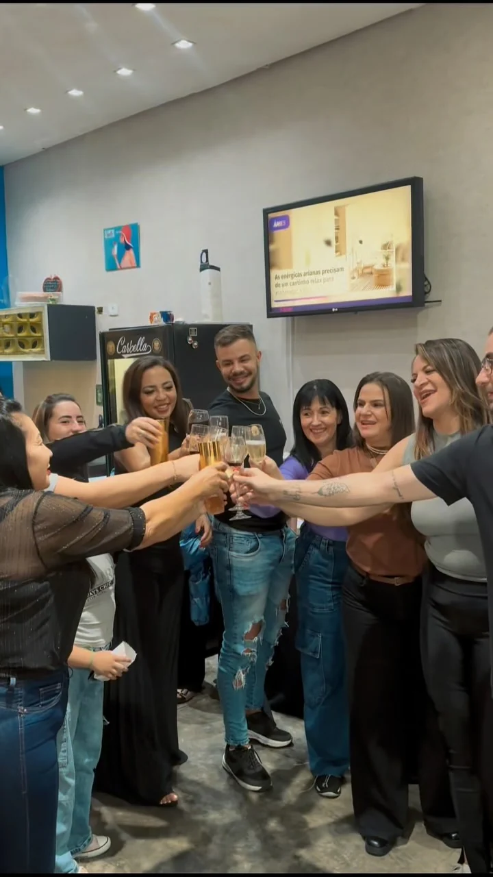 Manuela brindando com a equipe do Carbella Studio