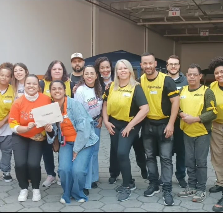 Manuela com voluntários em uma ação de beleza e acolhimento