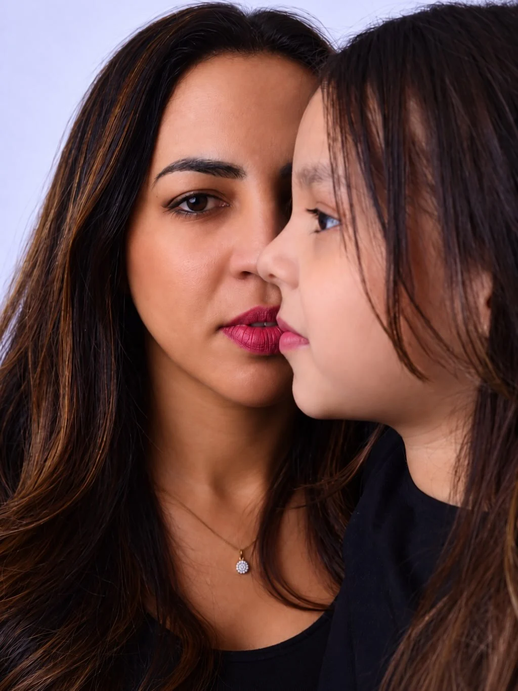 Retrato de Manuela com sua filha em um momento afetivo